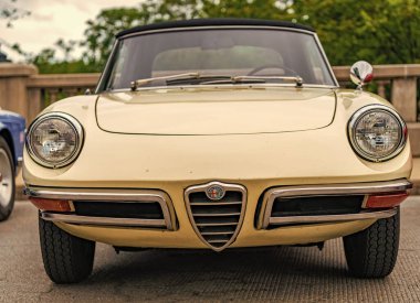 Chicago, Illinois - 29 Eylül 2024: Alfa Romeo Duetto Spider. Alfa Romeo duetto Spider üstü açık arabası sokağa park edilmiş. Ön manzara. Alfa Romeo Duetto Örümcek Chicago 'da