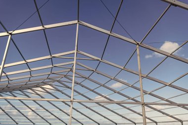 Yapı tasarım mühendisliği. İnşaat alanında inşaat mühendisliği. Framework inşaat mimarisi. Mimari detay. Metal yapının kurulumu. Metal yapı arkaplanı.