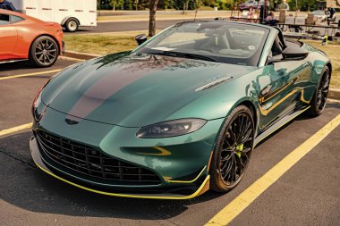 Chicago, Illinois, ABD - 08 Eylül 2024 Aston Martin V8 Vantage F1 model üstü açılır araba, köşe manzaralı. Aston Martin V8 Vantage. Üstü açık Aston Martin V8 Vantage spor arabası