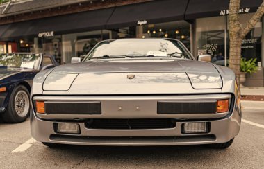 Chicago, Illinois - 29 Eylül 2024: klasik Porsche 944 gümüş rengi. Sokakta park edilmiş klasik Porsche 944. Köşeden bak. Retro Porsche 944 Chicago 'da