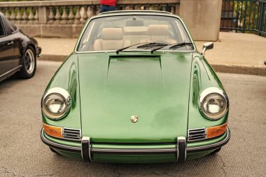 Chicago, Illinois - 29 Eylül, 2024: 1972 Porsche 911T Targa Coupe yolda. Chicago 'da yeşil metalik Porsche 911T Targa