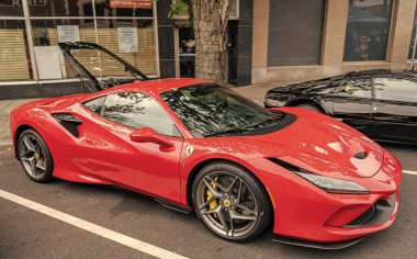 Chicago, Illinois - 29 Eylül 2024: Ferrari F8 Spider veya Haraç kırmızısı. Ferrari F8 Spider ya da Haraççı sokağa park etmiş. Köşeden bak. Lüks Ferrari F8 Örümcek ya da Chicago 'daki haraç