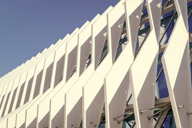 Modern apartman binası. Detaylı bir apartman. Bina manzarası. Yapı mimarisi. Mimari dış yapı ayrıntıları. Yapısal dış parça.