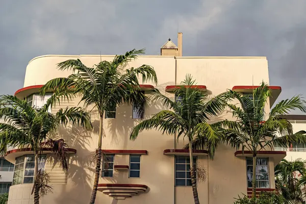 Okyanus yolculuğu. Ocean Drive Florida 'daki Miami Plajı. Art Deco mimarisi. Mimari bina. Art deco. Mimari bölge Art Deco. Miami sahilinin modern binası palmiyelerle çevrili..