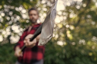 Oduncu ahşap işçiliği. Baltalı bir adam. Balta adamın elinde odun kesiyor. Odun kesiyorum. Keskin bıçak. Vahşilik ve erkeklik. Baltalı oduncu seçici odaklı. Acımasız oduncu..