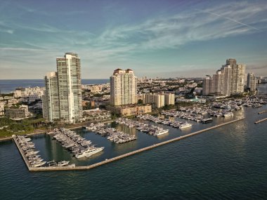 Lüks yatı olan Miami marinası. Yaz tatili. Lüks Güney Sahili marinası. Lüks bir yat. Miami güney sahili manzaralı. Yat kulübü. Marina Miami, Florida 'da. Lüks yatlar. Biscayne Körfezi.