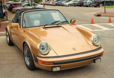 Chicago, Illinois - 29 Eylül 2024 1972 Porsche 911T Coupe yolda. altın metalik 1972 Porsche 911T Coupe.