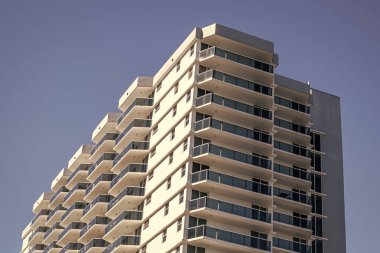 Bina perspektifi. Apartman mimarisi. Konut binasının mimarisi. İkametgah. Modern apartman binası. Mahalledeki mimari bina. Yüksek ölçekli konut kompleksleri.