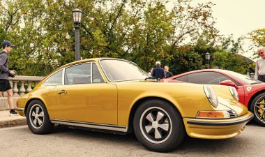 Chicago, Illinois - 29 Eylül 2024 1972 Porsche 911T Coupe sokağa park etti. altın metalik 1972 Porsche 911T Coupe