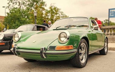 Chicago, Illinois - 29 Eylül, 2024: 1972 Porsche 911T Targa Coupe yolda. Chicago 'da yeşil metalik Porsche 911T Targa..