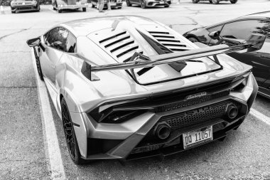 Chicago, Illinois - 29 Eylül 2024: 2021 Lamborghini Huracan STO. Metalik yeşil 2021 Lamborghini Huracan STO sokağa park etmiş. Lamborghini İtalyan lüks arabasıdır..