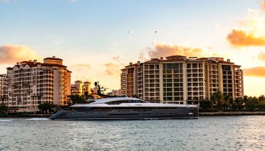 Yaz tatili. Fisher Adası Binası. Lüks motorlu tekne yatı. Yat marinaya gidiyor. Tekne ve yat gezisi. Lüks bir hayat. Fisher Adası 'ndaki lüks konut yatında..