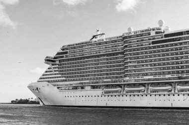 Gemi seyahati ve deniz seyahati. Lüks yolcu gemisi manzarası. Gemi Miami sahil limanından ayrılıyor. Lüks deniz tatili. Gemi seyahati. Yaz tatilinde Majestic yolcu gemisi. Lüks yaşam tarzı.