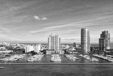 Marina Miami, Florida 'da. Biscayne Körfezi. Lüks yatı olan Miami marinası. Yaz tatili. Lüks Güney Sahili marinası. Lüks bir yat. Miami güney sahili manzaralı. Yat Kulübü.
