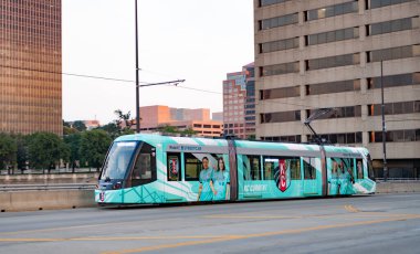 Kansas City, Missouri, ABD - 07 Ağustos 2025: toplu taşıma. Tramvayı olan bir sokak. Elektrikli tramvay nakliyesi. Şehir tramvayı. Şehir caddesinde tramvay var. Toplu taşımacılık ile kentsel cadde.