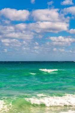 Deniz manzarası cenneti. Okyanus sahilinde gün doğumu. Yaz tatilinde gün batımı deniz manzarası. Deniz bulutlu gökyüzü ile ufuk çizgisi. Denizde sakin bir ufuk. Romantik yaz tatili deniz manzarası. Sessiz sahil.