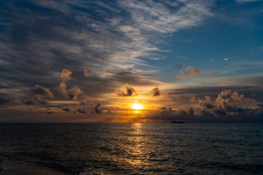 Deniz batımı manzaralı. Yaz tatilinde bulutlu gün batımı gökyüzü ve deniz manzarası. Akdeniz 'in doğuşuyla gökyüzü. Deniz doğasında sakin bir ufuk. Deniz manzaralı romantik yaz tatili. Gün doğumu gökyüzü ufku.
