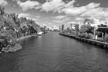 Yazın nehir kenarında tatil binası. Lüks liman evi. Otel mimarisi. Şehir manzarası ve park yeri. Rıhtımda bir apartman dairesi. Evi olan bir liman..