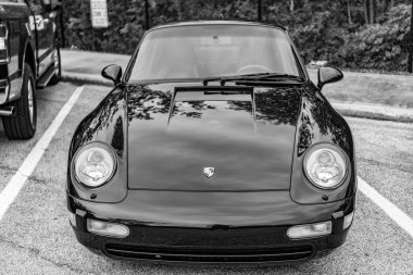 Chicago, Illinois - 29 Eylül 2024: Porsche 911 Carrera S siyah rengi. Porsche 911 Carrera S sokağa park etmiş. ön görünüm