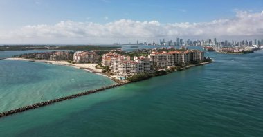 Miami Sahili ufuk çizgisi hava manzarası. Miami 'den İHA' ya. Tropik Miami manzarası