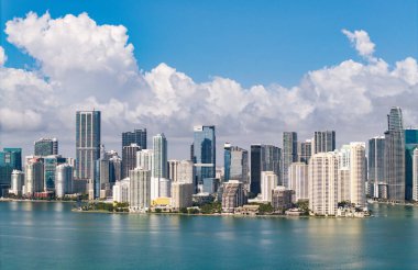 Miami Brickell 'in ünlü simgeleri. Miami 'deki Brickell' in insansız hava aracı görüntüsü. Brickell bölgesinde iş. Biscayne Körfezi Florida ikonik şehir kıyıları gündüz gözüyle