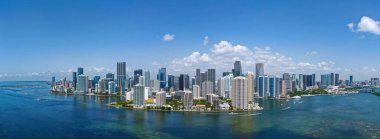 Miami 'de Brickell' in hava manzarası. Güneşli bir günde Miami 'nin göbeğinde. Miami Sahili ve Brickell 'in manzarası. Miamis Gökdelenleri. Brickell 'in ünlü simgeleri. Miami şehir merkezi manzarası