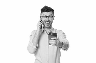 Patron adam konuşuyor. İş görüşmesi. İş adamı telefonda konuşur. Telefon var. İletişim kurmak için telefonu kullanan bir adam. İş hayatında hikaye anlatmak. İş adamı kahve molasında telefonda konuşur..