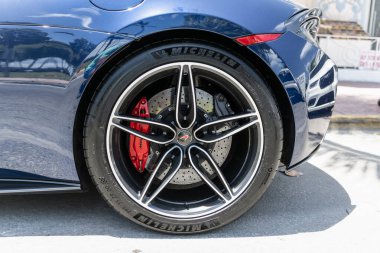 Miami, Florida, ABD - 19 Nisan 2025: siyah spor arabası, tekerlek manzaralı. 2020 McLaren 570 S spor araba. Lüks spor araba McLaren 570 'ler. Araba McLaren 570 dışarıda park halinde..