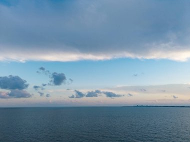 Deniz manzarasında romantik bir yaz tatili. Günbatımı denizi ve deniz manzarası. Deniz ufku manzarası. Yaz tatilinde bulutlu gökyüzü ve deniz manzarası. Deniz ufkuyla gökyüzü. Deniz doğası ile sakin bir ufuk. Plaj cenneti.