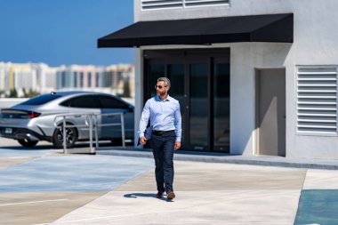 Profesyonel iş adamı takım elbise giyer. İşadamı patron portresi. Başarılı bir iş. Başarı girişimci bayiliğinde. İş molasında ofis müdürü. Açık havada başarılı bir iş adamı.