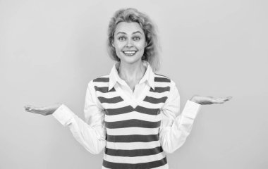 Profesyonel iş kadını şirket lideri. Kadın yönetici sarıda tek başına duruyor. Beyaz, genç, şık bir iş kadını. Kızıl saçlı kadın gündelik tarzda. Sıradan moda. Seçim yapmak.