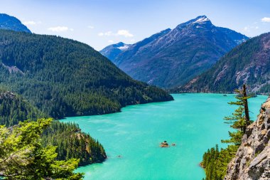 Doğa manzarası. Kuzey Cascades Ulusal Parkı 'ndaki Diablo Gölü. Diablo Gölü 'nün manzarası. Dağ manzaralı Diablo gölü. Peyzaj dağı ve Diablo gölü. Turistik bir yer.