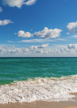Okyanus sahilinde gün doğumu. Yaz tatilinde gün batımı deniz manzarası. Deniz bulutlu gökyüzü ile ufuk çizgisi. Denizde sakin bir ufuk. Romantik yaz tatili deniz manzarası. Deniz manzarası cenneti. Fırtına üstüne fırtına..