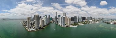 Şehrin panoramik manzarası. Modern şehir manzarası. Panoramik Brickell Anahtarı. Gökdelen silueti olan şehir manzarası. Brickell Key Panoraması. Şehir manzarası. Gökdelen şehri. Kule silueti.