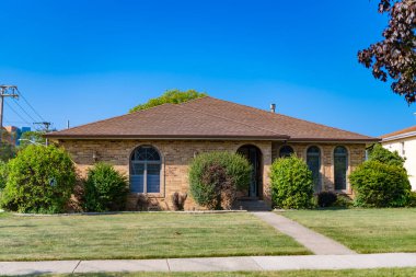 Özel ev. Mahalle mimarisi. Mahallede mülk. Konut mülk evi. Konut mimarisi. Banliyö mahallesi. Banliyö ev mimarisi. Rahat konut.