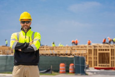 İnşaat alanında çalışan bir işçi. İnşaatçı. İşçi denetçisi ağır makineler. Güvenlik denetimi. Endüstri inşaat işçisi. İnşaat mühendisi, reklam. Denetmen mühendis..