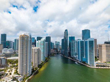 Miami Brickell 'in ünlü simgeleri. Miami 'deki Brickell' in insansız hava aracı görüntüsü. Brickell bölgesinde iş. Biscayne Körfezi Florida ikonik şehir kıyıları gündüz gözüyle