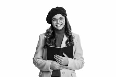 Sonbahar ders çalışma zamanıdır. Eğitim ve bilgi. Okul okuma eğitimi. Okula dönelim. Sonbahar kızı okul kitabını okudu. Üniversite öğrencileri için eğitim. Genç kız kitap okuyor. Okuma Algılaması.