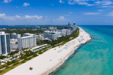 Miamis kumsalının insansız hava görüntüsü. Miami kıyı şeridi. Miami Sahili 'nin ve okyanus dalgalarının geniş bir drone görüntüsü. Miami sahili yukarıdan çekildi. Okyanusa bakan Miami İHA ile tatil beldeleri