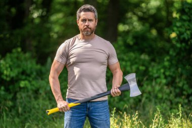 Ağaç kesen baltalı adam. Çalışkan, acımasız adam. Oduncu dışarıda çok çalışıyor. Acımasız oduncu. Vahşilik ve erkeklik. Baltalı İspanyol oduncu adam. Oduncu baltası. Günlük kesme.