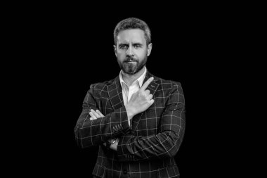 Takım elbiseli iş adamı. Büyük patron. Profesyonel iş adamı. İş adamı. İş liderliği ve başarı. Görevde başarılı bir iş adamı. Ofis müdürü siyahla izole edilmiş. İşaret parmağı.