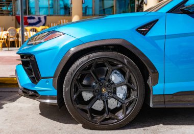 Miami, Florida, ABD - 15 Şubat 2025: 2024 Lamborghini Urus arabası açık havada, tekerlek manzaralı. Lamborghini Urus süper SUV mavi renk. Lüks süper araba Lamborghini Urus.