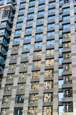 Mimari detay. Mimarinin arka planı. Modern cam arka plan. Yansıtıcı cam arka plan. Mimari geometri. Mimarlık. Bina arka planı. Cam bina penceresi.