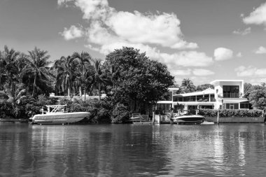 Yatı ve evi olan bir rıhtım. Yazın tatil binası. Lüks liman evi. Otel mimarisi. Konut mimarisi. Modern bina. Rıhtımda bir apartman dairesi..