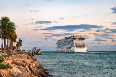 Miami, Florida, ABD - 23 Aralık 2024: Norveç yolcu gemisi yolculuğu. Yaz tatilinde gemi turu. Norveç yolcu gemisi. Gemi turu ve deniz seyahati. Gemi Miami limanından ayrılıyor..