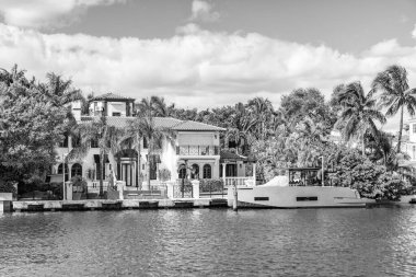 Rıhtımda bir apartman dairesi. Şehir rıhtımı ve ev. Yazın tatil binası. Lüks liman evi. Otel mimarisi. Lüks bir daire. Modern bina.