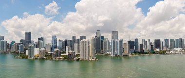 Miami 'nin gökyüzü manzarası. Brickell Miami 'nin Panorama şehri. Florida sahil şeridinin insansız hava aracı görüntüsü. Gökdelenleri olan Miami gökdelenleri. Yazın Miami 'nin hava manzarası