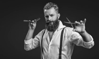 Berber saç stili yapıyor. Berber dükkanı reklamı. Erkeklerin kuaförlük becerileri. Siyah üzerine izole edilmiş jilet ve makas tutan Retro kuaför. Kuaförde saç kesimi. Boşluğu kopyala.