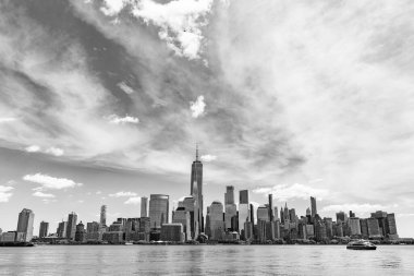 Manhattan güzel silueti, New York, Birleşik Devletler. New York City, Manhattan Skyline ile Hudson Nehri üzerinde, New York City, ABD New York şehrinin Manhattan şehir merkezindeki ufuk çizgisi