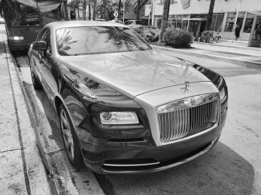 Miami Beach, Florida USA - 8 Haziran 2024: 2014 Rolls-Royce Wraith lüks arabası Miami Beach 'te. Rolls Royce, İngiliz lüks araba markası.